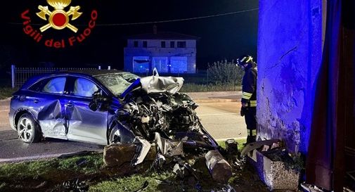 Auto fuori strada si schianta contro l'antica chiesetta: ingenti danni strutturali e automobilista in ospedale 