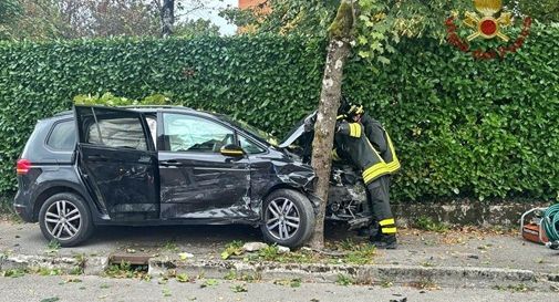 Violento scontro tra due auto all'incrocio: tre feriti, tra cui due minori 
