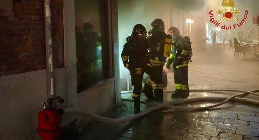 Fiamme in un ristorante a Venezia, evacuato il locale e l'albergo superiore