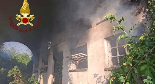 Incendio devasta un vecchio casolare a San Vendemiano