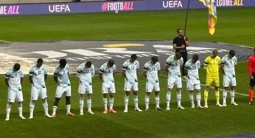 Gesto di protesta della nazionale irlandese contro Israele a Debrecen durante la sfida di Nations League