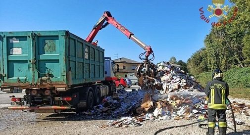 Compattatore di rifiuti carico di carta prende fuoco lungo la strada
