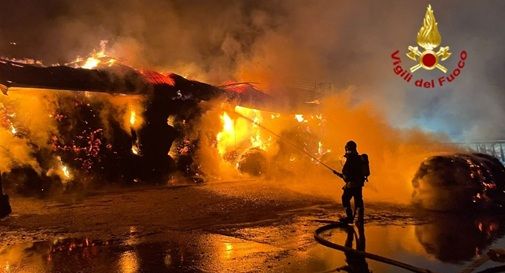 Capannone a fuoco: paura nella notte