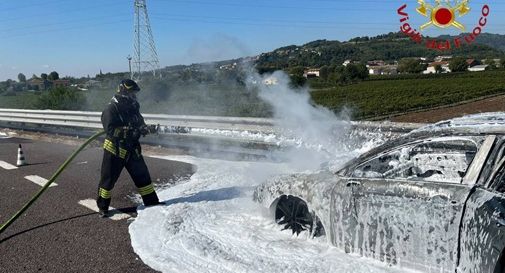 A4, rogo improvviso: auto avvolta dalle fiamme 
