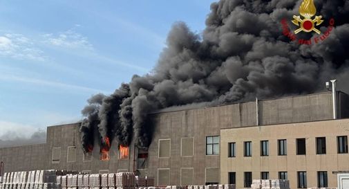 Violento incendio in una fabbrica di laterizi: ingente spiegamento di mezzi per domare le fiamme