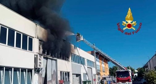Silea, vasto incendio devasta il magazzino di un'azienda di calzature in via Galileo Galilei: imponente dispiegamento di soccorsi