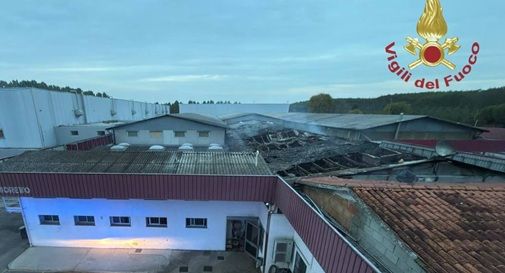 Colonna di fumo nero e paura a Massanzago: rogo devastante avvolge un deposito di materiale plastico