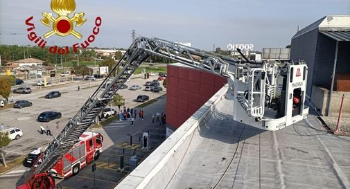 Principio d'incendio sul tetto, centro commerciale evacuato