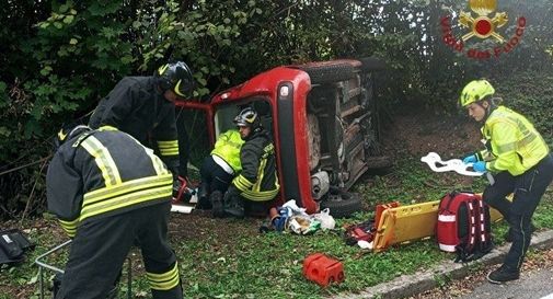 Auto esce di strada e si ribalta : ferita la conducente