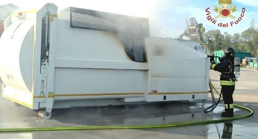 Fiamme nel compattatore dei rifiuti: l'autista evita danni peggiori