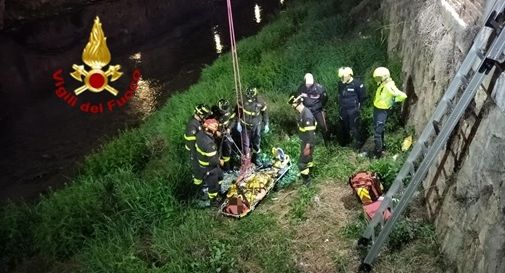 Cade dal muretto del fiume: salvato nella notte dopo un volo di 5 metri