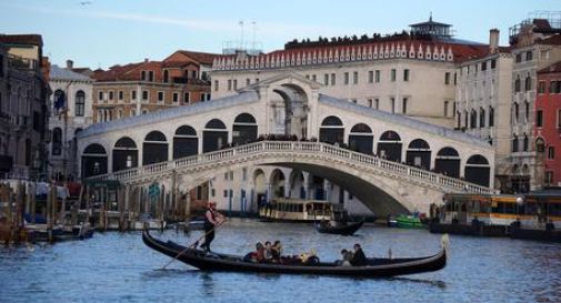 Venezia, stop a negozi di paccottiglia nelle aree del centro storico 