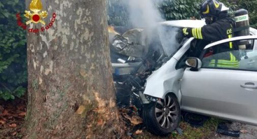 Si schianta in auto contro un albero, muore un 38enne a Jesolo  