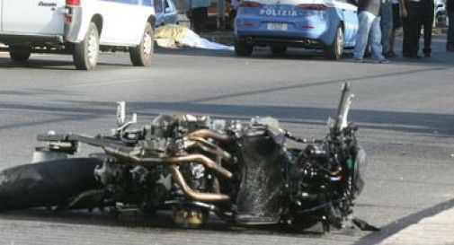 Scontro con un'auto, morto un motociclista 