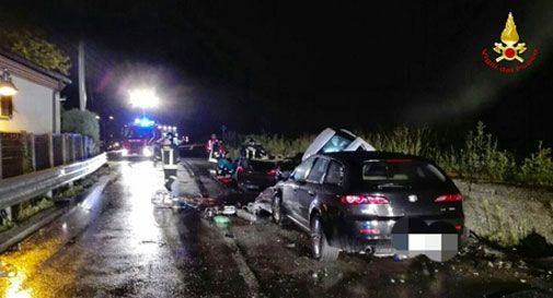 Tragica carambola d'auto, due giovani morti e tre feriti 