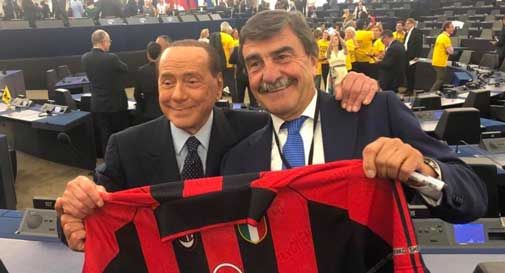 Toni Da Re si fa firmare la maglia del Milan da Silvio Berlusconi