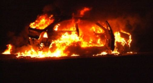 Parcheggia l'auto e questa va a fuoco