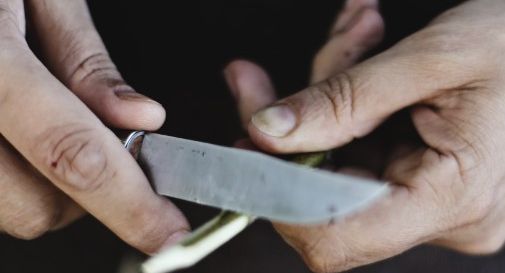 Lo fermano a Casale per un controllo: in auto aveva due coltelli