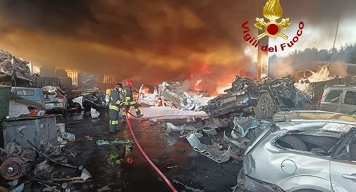 Vasto rogo in un'autodemolizione: trenta veicoli in fiamme e densa colonna di fumo visibile a chilometri di distanza