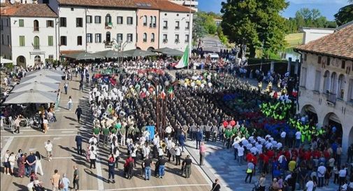 Raduno degli alpini a Oderzo: centinaia di penne nere sfilano per celebrare i novant'anni del gruppo locale