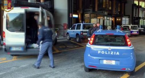 Portavano a bordo di auto 14 migranti, arrestati quattro passeur