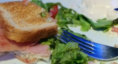 Sta cenando con il padre e la madre, quando aggredisce il padre con forchetta e coltello. E' grave