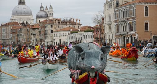 Carnevale: Venezia già in festa, 'Pantegana' di sette metri a Ponte Rialto 