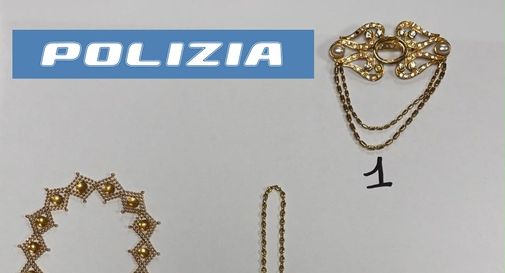 Il materiale sequestrato Spresiano, rubano gioielli per 77mila euro: ladri beccati in autostrada perchè senza cinture di sicurezza