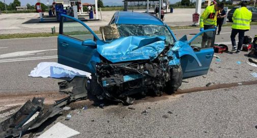 Auto contro un bus, due morti e un ferito grave 