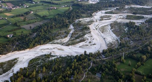 Ecco le immagini del Brenta in secca, dall'alto una striscia di sassi