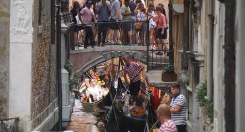 Venezia invasa dai turisti, sabato con oltre 93mila arrivi