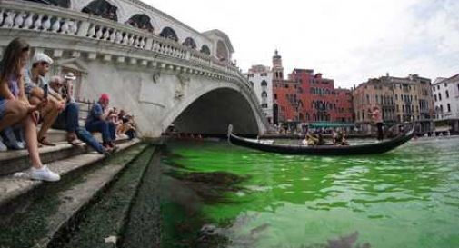 Chiazza verde in Canal Grande a Venezia, è fluoresceina 