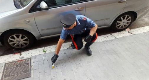 Uomo ferito in strada da un colpo di pistola, aggressore in fuga 