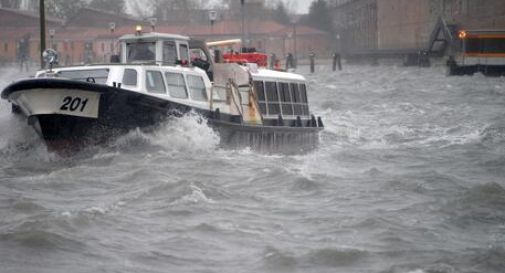 Nubifragio Venezia, vento fa volare ombrelloni a San Marco - VIDEO