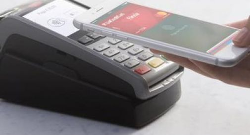 Adesso puoi pagare con lo smartphone, arriva Apple pay