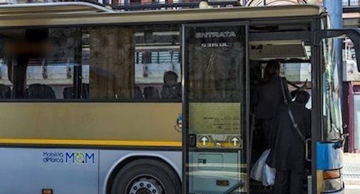 Riese, inseguono la corriera in auto, le tagliano la strada, inveiscono contro l'autista e fanno salire i figli