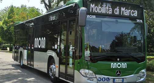 Non lo fanno entrare in corriera perché senza mascherina, lui prende a calci la porta del mezzo e spacca il vetro