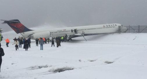 Aereo esce di pista durante l'atterraggio