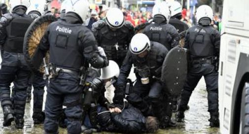 Belgio, decine di migliaia in piazza contro il governo: scontri e feriti