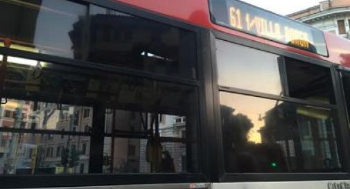 Insulti razzisti a bimba e famiglia sul bus: passeggeri in rivolta