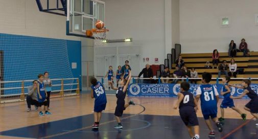 Nella foto allegata: giovani cestisti in campo a Dosson