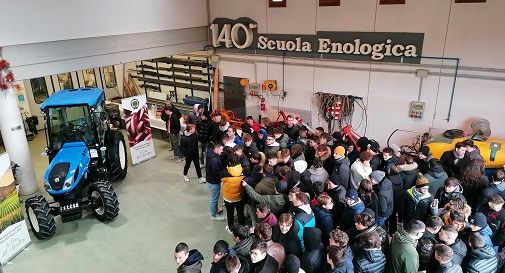 Sorpresa di Natale oggi al Cerletti di Conegliano: il consorzio agrario regala un trattore agli studenti