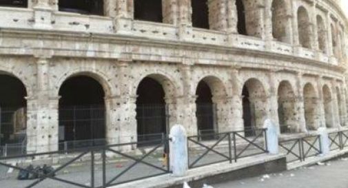 Colosseo choc, turisti tra rifiuti ed escrementi