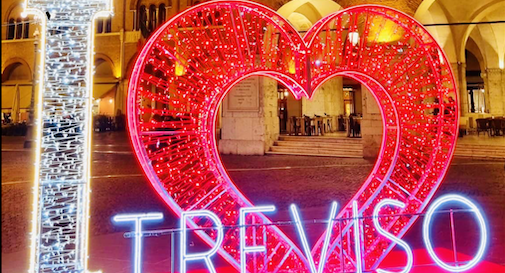 Treviso città degli innamorati: grandi cuori luminosi nelle piazze per San Valentino