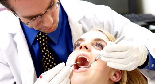 Faceva il dentista da tempo. Ma senza laurea