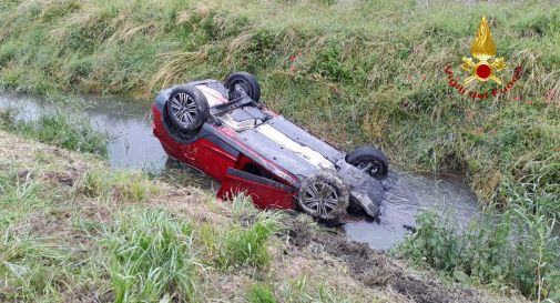 Schianto tra due auto, muore una conducente