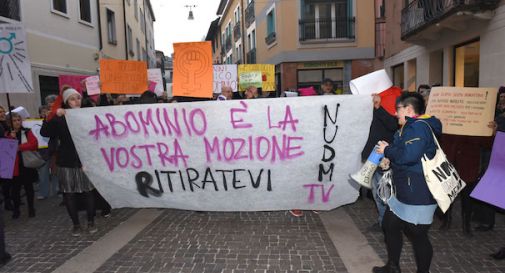 “Cancellate la mozione ani-aborto, sul nostro corpo decidiamo noi”, manifestazione di fronte al municipio di Treviso