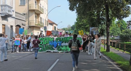 Studenti scendono in piazza per il clima e bloccano il Put a Treviso