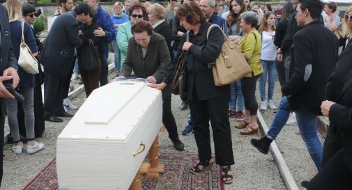 Familiari e amici uniti per l'addio a Carlo Andrea