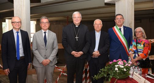 In foto, da sinistra: Stefano Canazza, Nicola Claudio, mons. Michele Tomasi, don Dionisio Salvadori, Stefano Marcon, Mary Pavin.